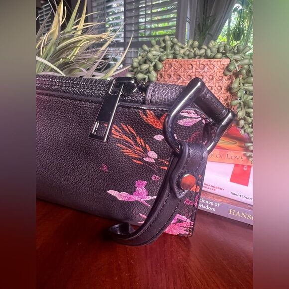A NEW DAY Black Floral pouch wristlet zipper purse New without tags - Picture 2 of 3